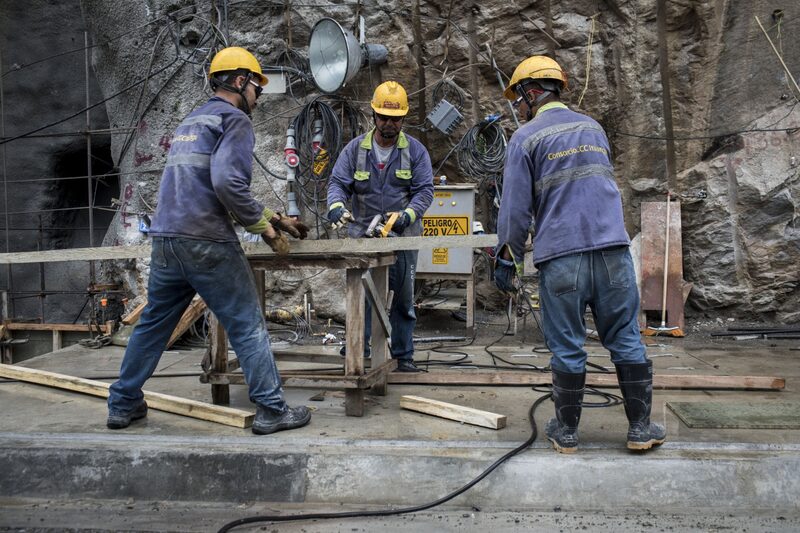 Los contratistas cortan madera durante la construcción del muro de la represa hidroeléctrica Hidroituango en Ituango, Colombia, el viernes 7 de junio de 2019. Los contratistas cortan madera durante la construcción del muro de la represa hidroeléctrica Hidroituango en Ituango, Colombia, el viernes 7 de junio de 2019.