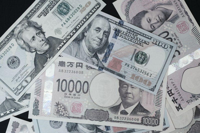 Japanese yen banknote and US dollar banknotes Photographer: Soichiro Koriyama/Bloomberg Japanese yen banknote and US dollar banknotes Photographer: Soichiro Koriyama/Bloomberg