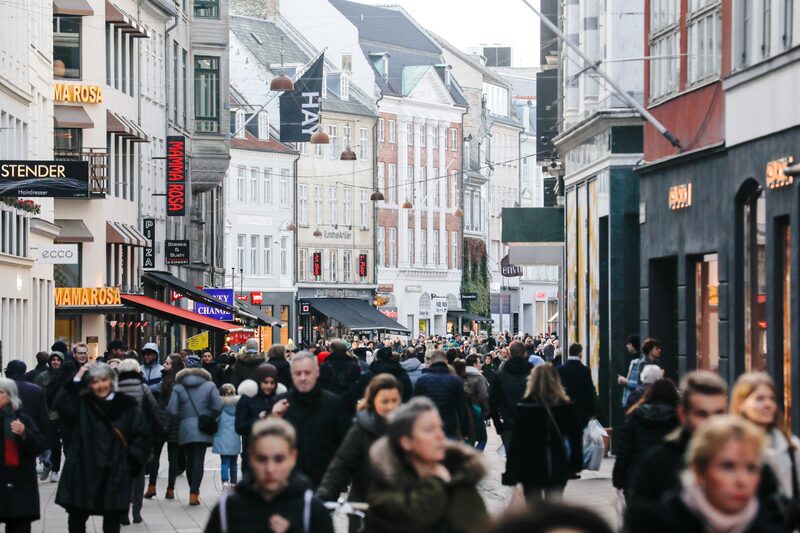 Compradores en la calle comercial peatonal Stroget, en Copenhague.
Fotógrafo: Luke MacGregor/Bloomberg
Compradores en la calle comercial peatonal Stroget, en Copenhague.
Fotógrafo: Luke MacGregor/Bloomberg