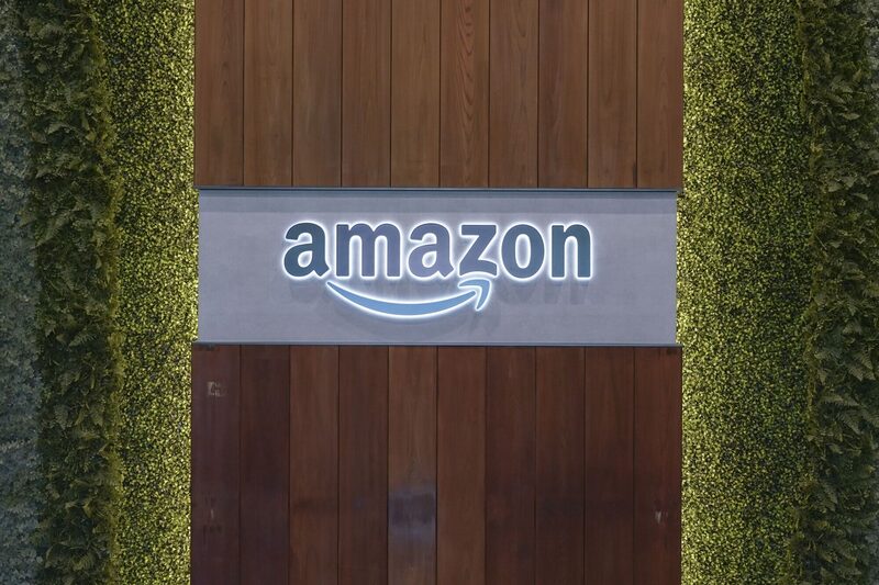 El logotipo de Amazon.com Inc. expuesto en el avanzado centro logístico de la empresa en Chiba, Japón. El logotipo de Amazon.com Inc. expuesto en el avanzado centro logístico de la empresa en Chiba, Japón.