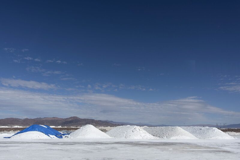 Extração de lítio no Deserto do Atacama: chinesa BYD mira extração no Chile (Foto: Bloomberg Creative Photos/Bloomberg) Extração de lítio no Deserto do Atacama: chinesa BYD mira extração no Chile (Foto: Bloomberg Creative Photos/Bloomberg)