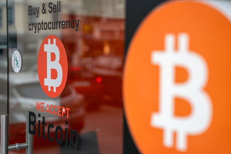 El viernes 1 de marzo de 2024 se puede ver un gran logotipo de bitcoin en una plataforma de intercambio de criptomonedas en Estambul, Turquía. El viernes 1 de marzo de 2024 se puede ver un gran logotipo de bitcoin en una plataforma de intercambio de criptomonedas en Estambul, Turquía.