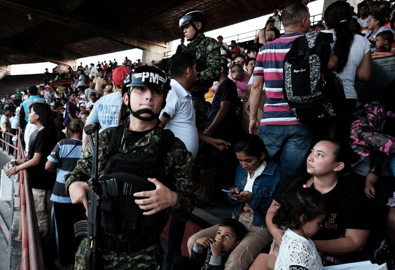 Algunas familias también huyeron a Venezuela, llegando por río o en motocicletas y coches, muchos ondeando banderas blancas. Algunas familias también huyeron a Venezuela, llegando por río o en motocicletas y coches, muchos ondeando banderas blancas.