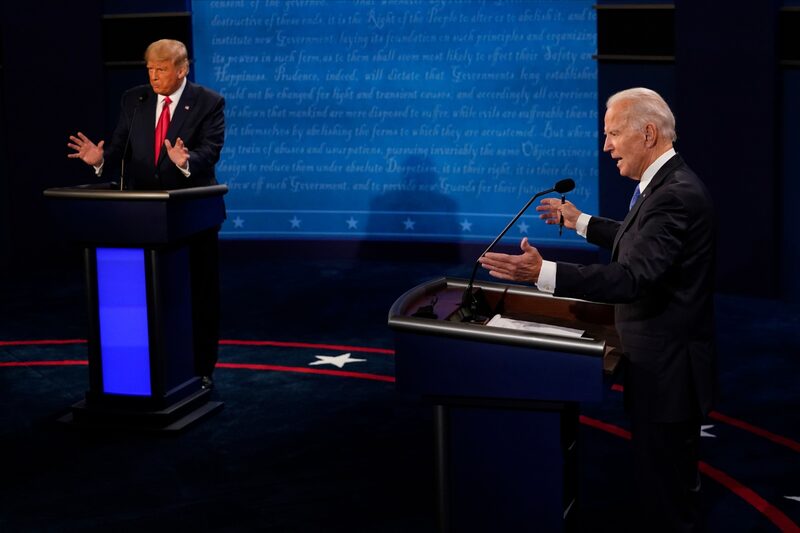 Joe Biden, responde a una pregunta mientras el entonces presidente Donald Trump escucha durante el segundo y último debate presidencial en la Universidad Belmont el 22 de octubre de 2020 en Nashville, Tennessee. Joe Biden, responde a una pregunta mientras el entonces presidente Donald Trump escucha durante el segundo y último debate presidencial en la Universidad Belmont el 22 de octubre de 2020 en Nashville, Tennessee.