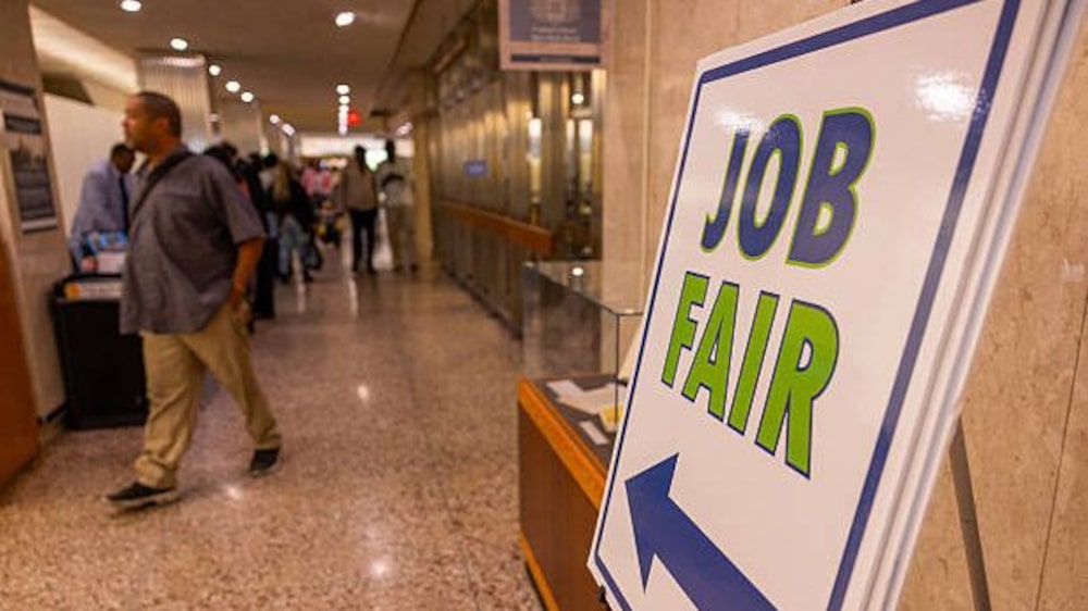 Personas asisten a una feria de empleo en Estados Unidos. Personas asisten a una feria de empleo en Estados Unidos.
