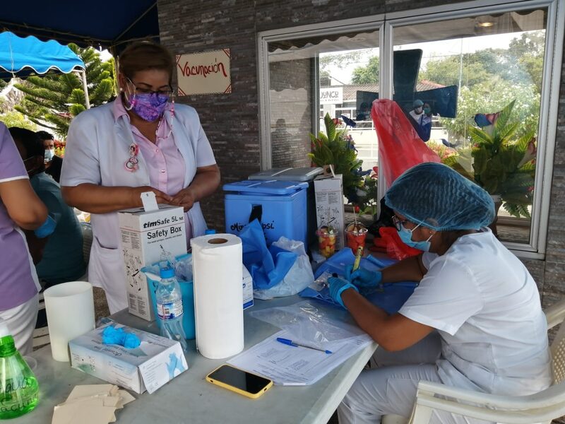 En Panamá se han aplicado 5,7 millones de dosis, de las cuales 40.408 corresponde a dosis de refuerzos, que empezaron a aplicarse desde el 13 de octubre. Fotógrafo: Ministerio de Salud de Panamá En Panamá se han aplicado 5,7 millones de dosis, de las cuales 40.408 corresponde a dosis de refuerzos, que empezaron a aplicarse desde el 13 de octubre. Fotógrafo: Ministerio de Salud de Panamá