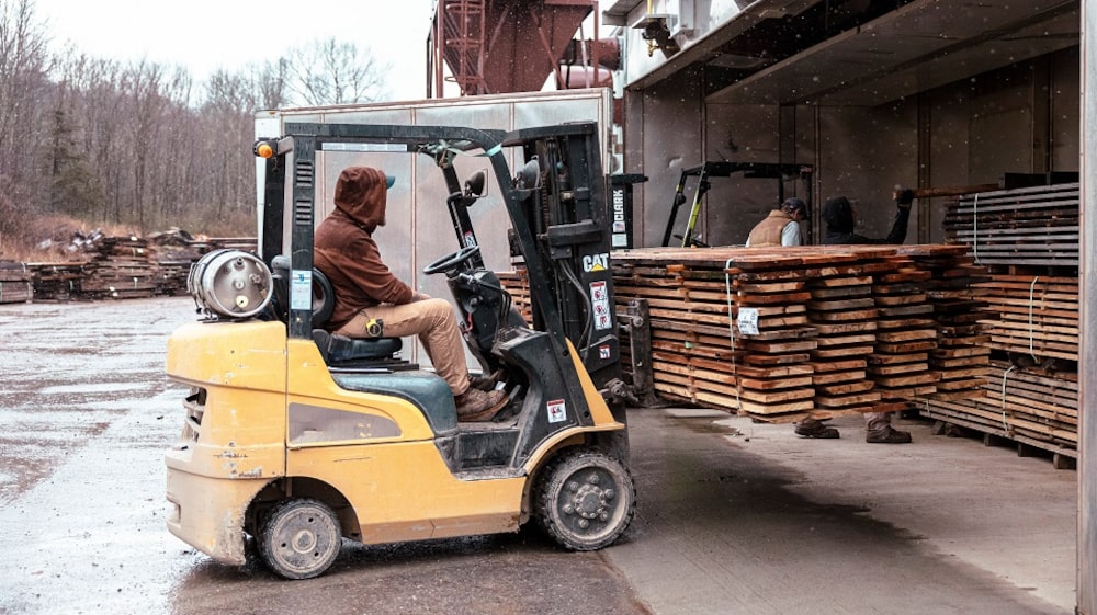 Un trabajador utiliza una carretilla elevadora para colocar tablones de madera para suelos en un horno de secado en el aserradero de The Hudson Company en Pine Plains, Nueva York. Un trabajador utiliza una carretilla elevadora para colocar tablones de madera para suelos en un horno de secado en el aserradero de The Hudson Company en Pine Plains, Nueva York.