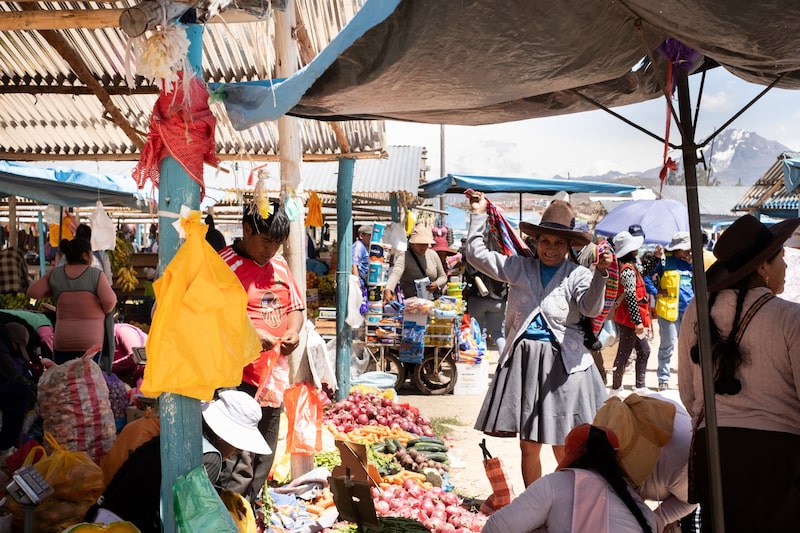 Compradores en un mercado en Cusco, Perú. Fotógrafo: Paul Gambin/Bloomberg
Compradores en un mercado en Cusco, Perú. Fotógrafo: Paul Gambin/Bloomberg