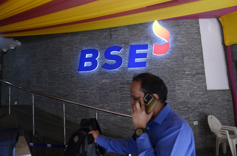 Acciones asiáticas caen lideradas por el sector tecnológico; el petróleo se mantiene estable Acciones asiáticas caen lideradas por el sector tecnológico; el petróleo se mantiene estable