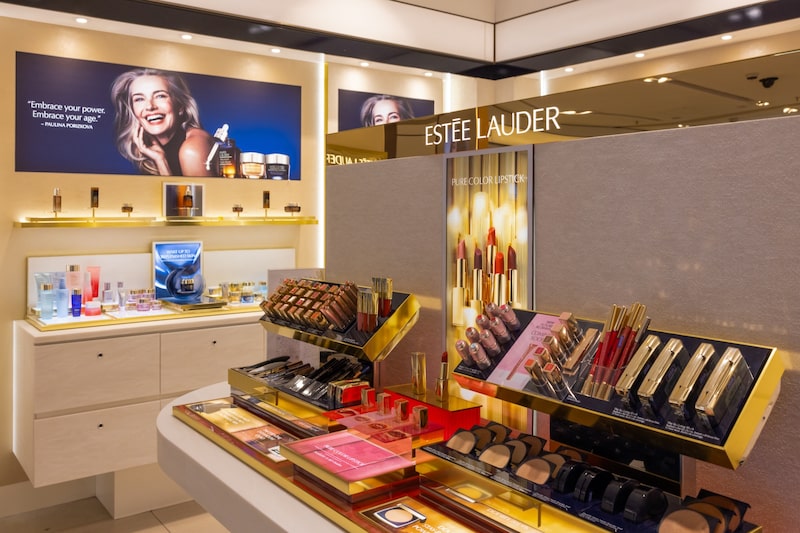 Un puesto de Estée Lauder Cos en la sección de belleza de unos grandes almacenes de Londres. Foto: Betty Laura Zapata/Bloomberg Un puesto de Estée Lauder Cos en la sección de belleza de unos grandes almacenes de Londres. Foto: Betty Laura Zapata/Bloomberg
