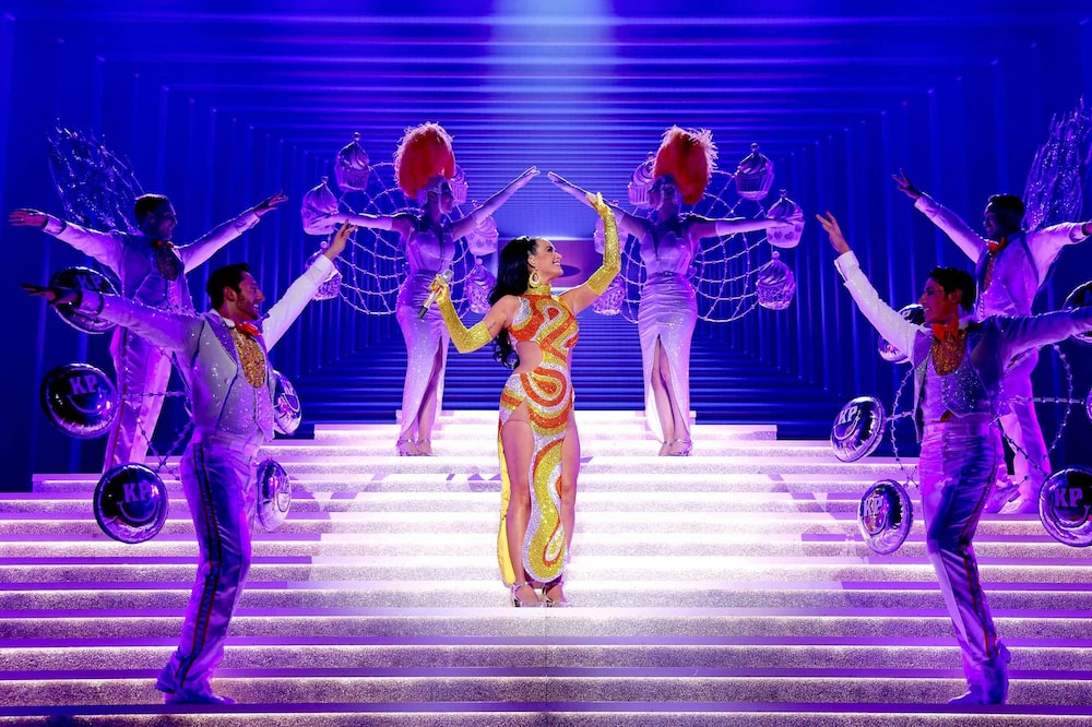 Katy Perry actúa en el escenario durante su residencia Play Las Vegas en Resorts World. Fotógrafo: John Shearer/Getty Images Katy Perry actúa en el escenario durante su residencia Play Las Vegas en Resorts World. Fotógrafo: John Shearer/Getty Images