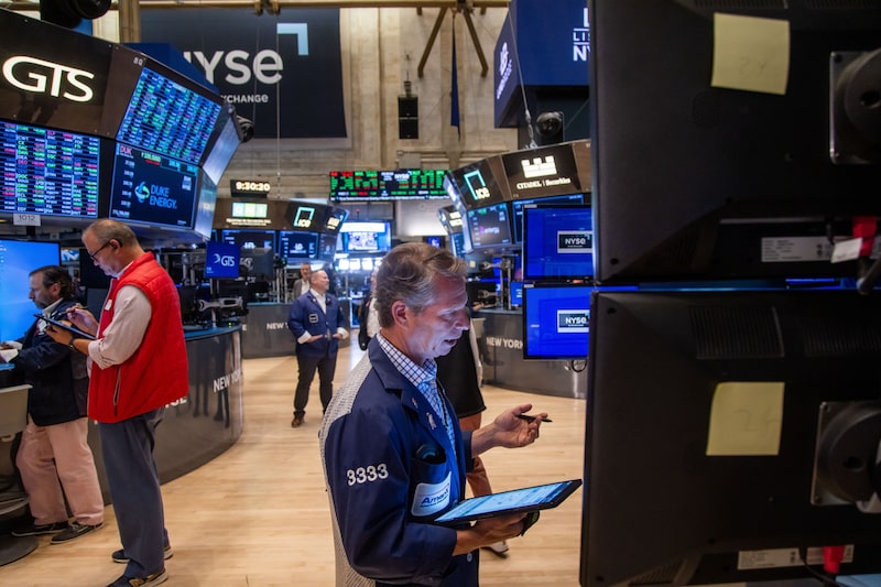 Traders trabalham na New York Stock Exchange (NYSE) em junho de 2024 Traders trabalham na New York Stock Exchange (NYSE) em junho de 2024
