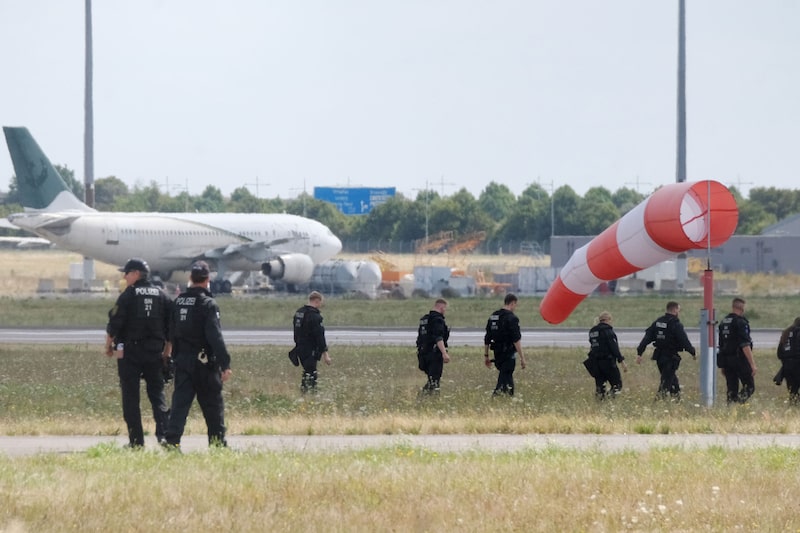 Policiais fazem buscas no Aeroporto de Leipzig após a descoberta de um drone carregado de explosivos, em 7 de agosto de 2026. (Foto: Sebastian Willnow/picture-alliance/dpa/AP Images) Policiais fazem buscas no Aeroporto de Leipzig após a descoberta de um drone carregado de explosivos, em 7 de agosto de 2026. (Foto: Sebastian Willnow/picture-alliance/dpa/AP Images)