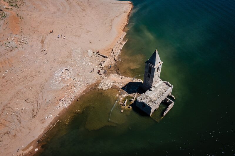 Ruinas de la iglesia de Sant Roma, expuestas por el bajo nivel de agua en el embalse de Sau tras la sequía, en Vilanova de Sau, España, el sábado 20 de agosto de 2022. Ruinas de la iglesia de Sant Roma, expuestas por el bajo nivel de agua en el embalse de Sau tras la sequía, en Vilanova de Sau, España, el sábado 20 de agosto de 2022.