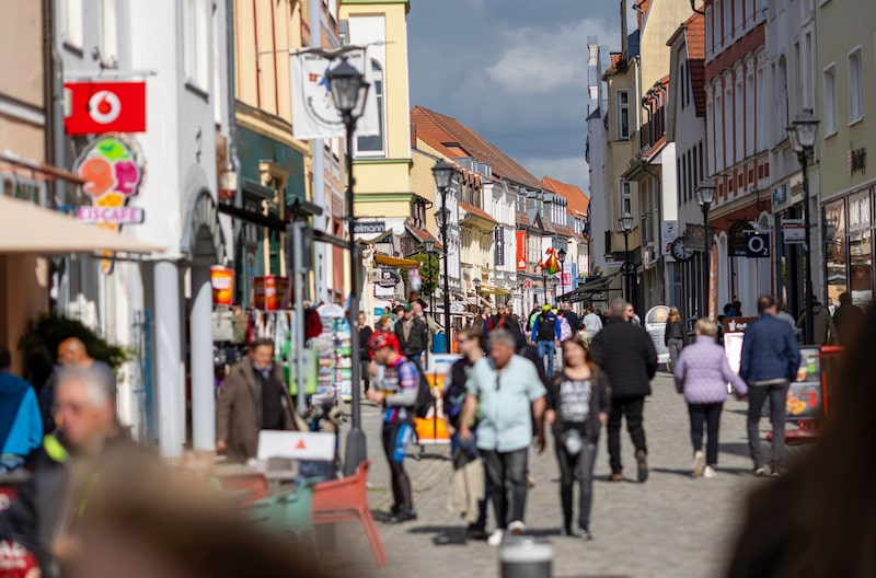 Compradores en Waren, Mecklemburgo-Pomerania Occidental, Alemania. Fotógrafo: Krisztian Bocsi/Bloomberg Compradores en Waren, Mecklemburgo-Pomerania Occidental, Alemania. Fotógrafo: Krisztian Bocsi/Bloomberg
