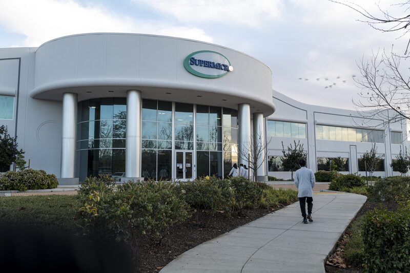 Super Micro Computer Inc. tendrá que buscar el reemplazo de su CFO, Weigand, en tanto él permanecerá en el puesto. Super Micro Computer Inc. tendrá que buscar el reemplazo de su CFO, Weigand, en tanto él permanecerá en el puesto.