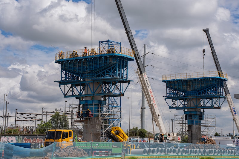 Un equipo de construcción trabaja en los pilares del proyecto de metro de Bogotá La capital colombiana en julio de 2024. Un equipo de construcción trabaja en los pilares del proyecto de metro de Bogotá La capital colombiana en julio de 2024.