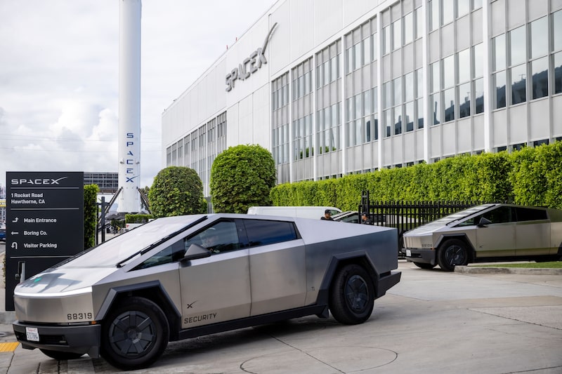 Varios Cybertrucks de Tesla frente a las instalaciones de SpaceX en Hawthorne, California. Fotógrafo: Ethan Swope/Bloomberg Varios Cybertrucks de Tesla frente a las instalaciones de SpaceX en Hawthorne, California. Fotógrafo: Ethan Swope/Bloomberg