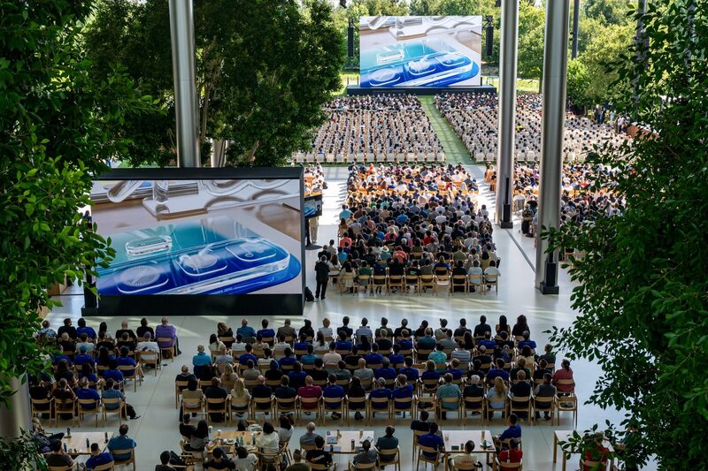 Asistentes al discurso de apertura de la Conferencia Mundial de Desarrolladores de Apple en el campus Apple Park de Cupertino, California, el 9 de junio. Asistentes al discurso de apertura de la Conferencia Mundial de Desarrolladores de Apple en el campus Apple Park de Cupertino, California, el 9 de junio.