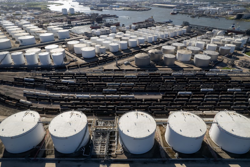 Tanques de almacenamiento de combustibles en una terminal en Deer Park, Texas, EE. UU. Tanques de almacenamiento de combustibles en una terminal en Deer Park, Texas, EE. UU.