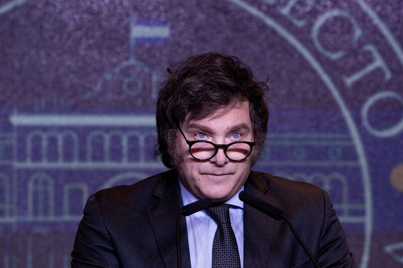 Javier Milei en la sede de su partido en Buenos Aires, el 19 de noviembre, tras convertirse en presidente electo de Argentina. Fotógrafa: Anita Pouchard Serra/Bloomberg Javier Milei en la sede de su partido en Buenos Aires, el 19 de noviembre, tras convertirse en presidente electo de Argentina. Fotógrafa: Anita Pouchard Serra/Bloomberg