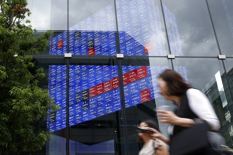 Un tablero electrónico de acciones en el interior del edificio Kabuto One en Tokio, Japón. Un tablero electrónico de acciones en el interior del edificio Kabuto One en Tokio, Japón.