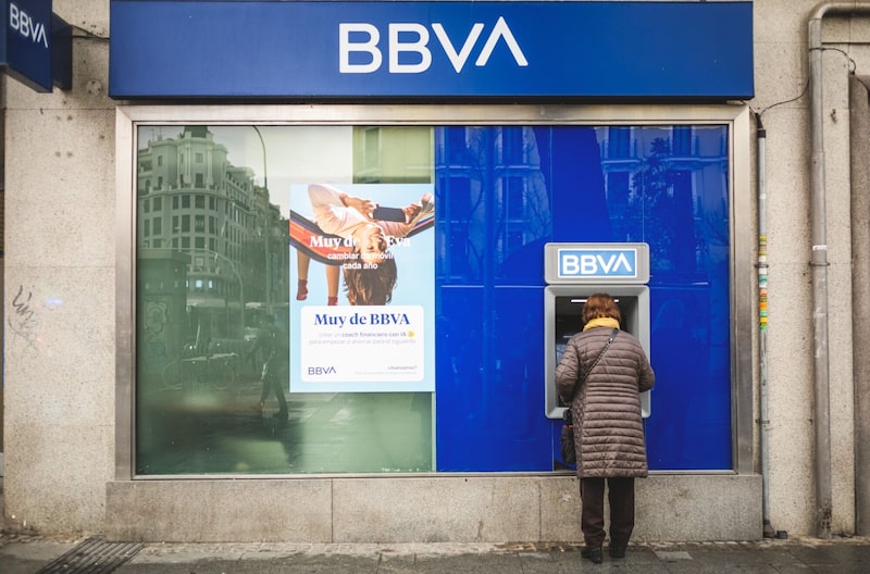 Un cliente utiliza un cajero automático en una sucursal del Banco Bilbao Vizcaya Argentaria SA (BBVA) en Madrid, España, el martes 3 de febrero de 2026. Un cliente utiliza un cajero automático en una sucursal del Banco Bilbao Vizcaya Argentaria SA (BBVA) en Madrid, España, el martes 3 de febrero de 2026.