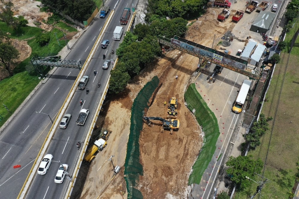 Trabajadores de Covial se encuentran en una etapa de excavación y relleno con material clasificado compactado, pero el paso sigue inhabilitado. Trabajadores de Covial se encuentran en una etapa de excavación y relleno con material clasificado compactado, pero el paso sigue inhabilitado.