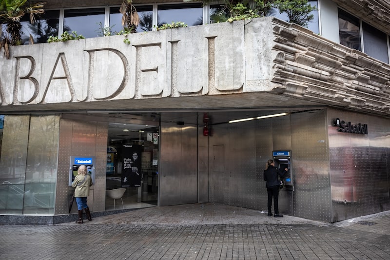 Una sucursal del Banco Sabadell en Barcelona. Fotógrafo: Ángel García/Bloomberg Una sucursal del Banco Sabadell en Barcelona. Fotógrafo: Ángel García/Bloomberg