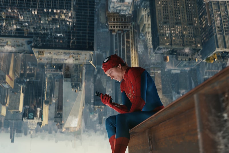 La película actual se aleja del tema del multiverso que pobló algunas de las primeras entregas de Marvel, y en su lugar cuenta la historia de un hombre solitario dividido entre su deber de servir a la ciudad y su deseo de conexión personal. La película actual se aleja del tema del multiverso que pobló algunas de las primeras entregas de Marvel, y en su lugar cuenta la historia de un hombre solitario dividido entre su deber de servir a la ciudad y su deseo de conexión personal.