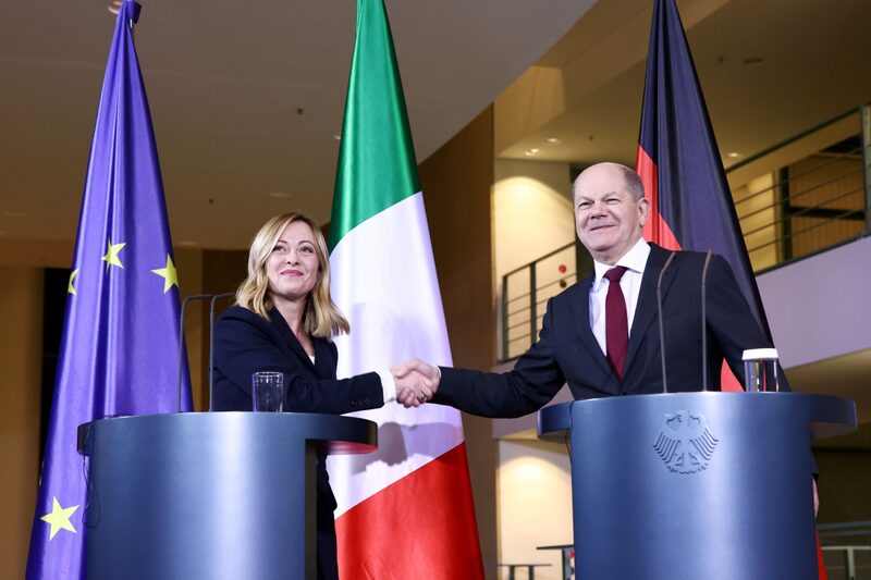 El Canciller alemán Olaf Scholz recibe a la Primera Ministra italiana Giorgia Meloni El Canciller alemán Olaf Scholz recibe a la Primera Ministra italiana Giorgia Meloni
