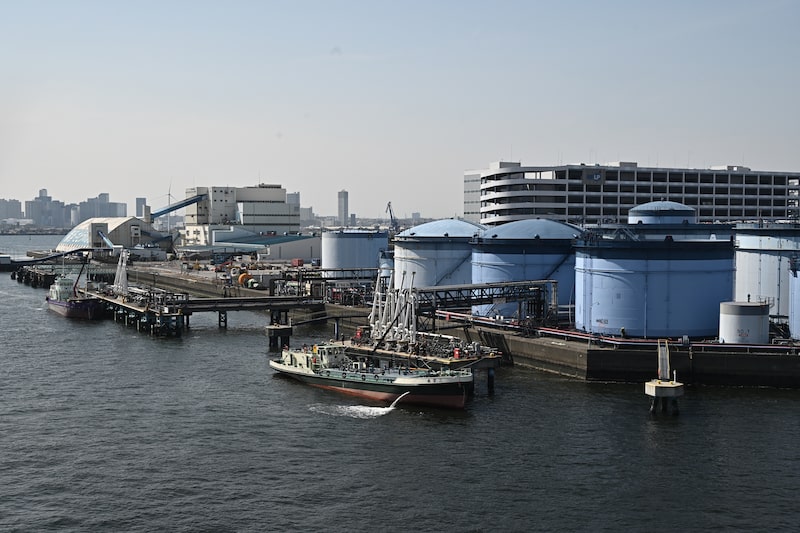 Oil Facilities at Keihin Industrial Zone Oil Facilities at Keihin Industrial Zone