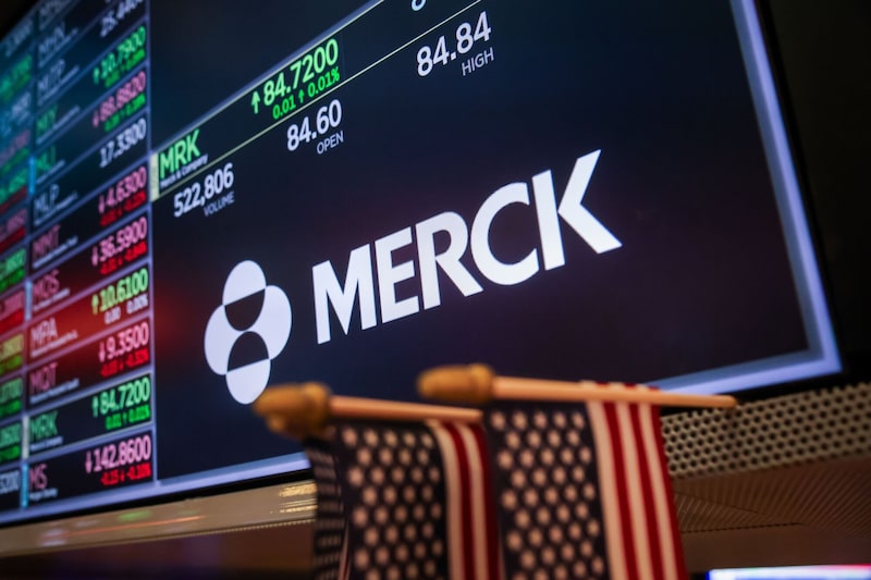 Un letrero de Merck & Co. Inc. en el piso de la Bolsa de Valores de Nueva York (NYSE). Un letrero de Merck & Co. Inc. en el piso de la Bolsa de Valores de Nueva York (NYSE).