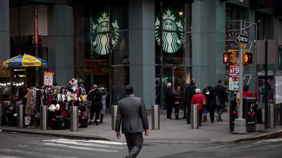 Demanda débil, tiempos de espera largos y sindicatos: desafíos del nuevo CEO de Starbucks Demanda débil, tiempos de espera largos y sindicatos: desafíos del nuevo CEO de Starbucks