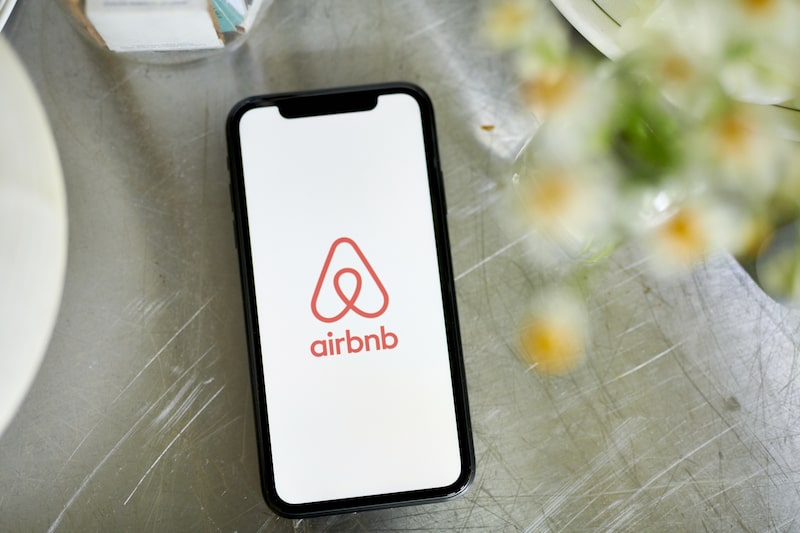 Logotipo de Airbnb en un teléfono inteligente, ubicado en Nueva York. Fotógrafa: Gabby Jones/Bloomberg. Logotipo de Airbnb en un teléfono inteligente, ubicado en Nueva York. Fotógrafa: Gabby Jones/Bloomberg.