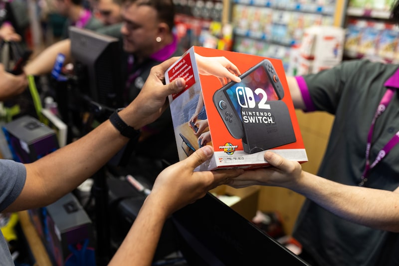 Lanzamiento de la Nintendo Switch 2 en Madrid. La tienda GAME abrió sus puertas a las 12:00 a. m. Se presentaron unas 500 personas. La primera persona llegó a las 9:00 a. m.
Lanzamiento de la Nintendo Switch 2 en Madrid. La tienda GAME abrió sus puertas a las 12:00 a. m. Se presentaron unas 500 personas. La primera persona llegó a las 9:00 a. m.