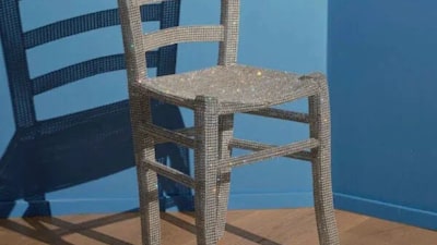 Este é o preço da cadeira com cristais Swarovski destruída por um turista em museu Este é o preço da cadeira com cristais Swarovski destruída por um turista em museu