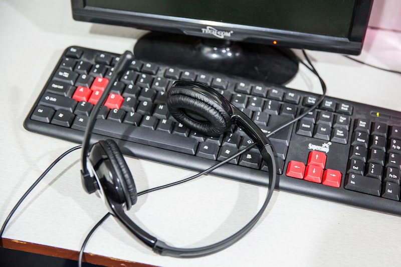 Unos auriculares sobre un teclado en un centro de atención telefónica de Avise Techno Solutions LLP en Calcuta (India), el 24 de diciembre de 2017. Unos auriculares sobre un teclado en un centro de atención telefónica de Avise Techno Solutions LLP en Calcuta (India), el 24 de diciembre de 2017.