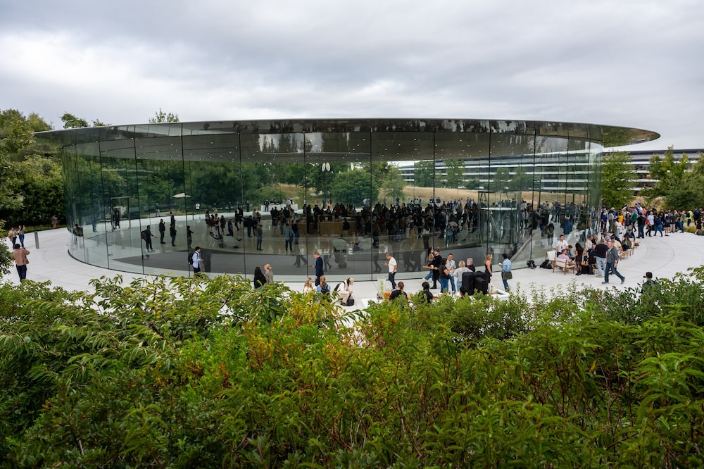 Asistentes frente al Steve Jobs Theater en Apple Park. Fotógrafo: David Paul Morris/Bloomberg Asistentes frente al Steve Jobs Theater en Apple Park. Fotógrafo: David Paul Morris/Bloomberg