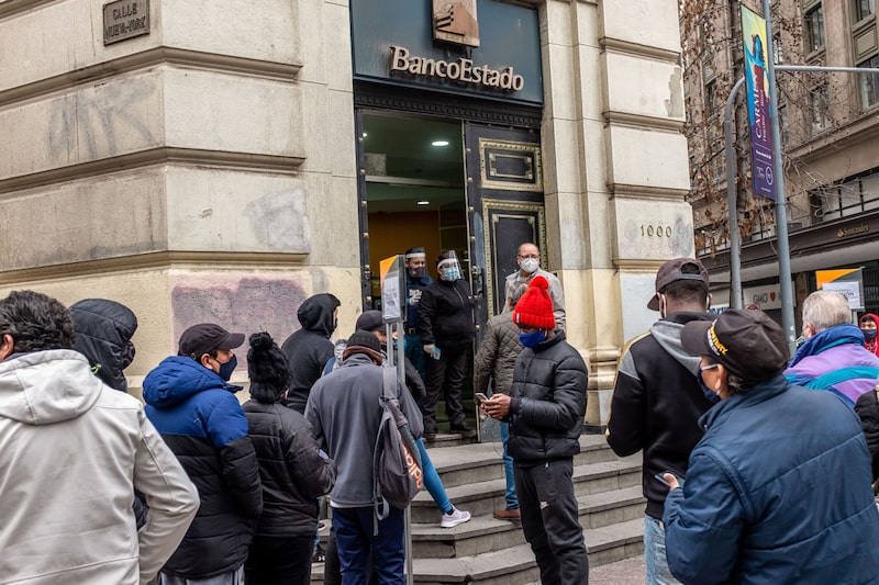 Personas esperan en fila para entrar a una sede de BancoEstado en Santiago, en Chile, el 27 de julio de 2020. Fotógrafo: Cristóbal Olivares/Bloomberg Personas esperan en fila para entrar a una sede de BancoEstado en Santiago, en Chile, el 27 de julio de 2020. Fotógrafo: Cristóbal Olivares/Bloomberg