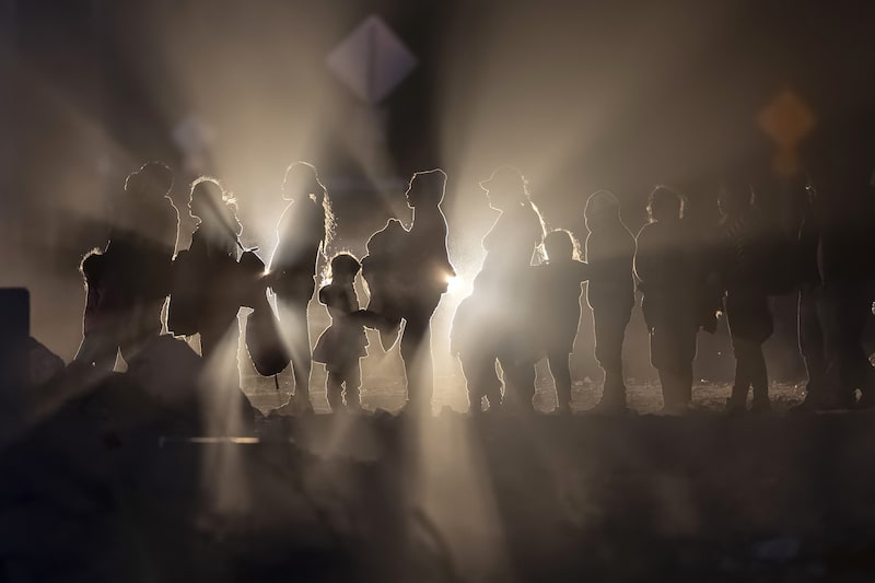 Familias de inmigrantes esperan a que las autoridades fronterizas de EE.UU. las procesen tras cruzar la frontera entre EE.UU. y México en Arizona en 2023. Foto: John Moore/Getty Images Familias de inmigrantes esperan a que las autoridades fronterizas de EE.UU. las procesen tras cruzar la frontera entre EE.UU. y México en Arizona en 2023. Foto: John Moore/Getty Images