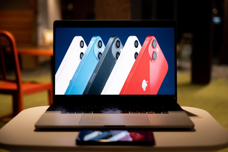 El 74% de la población ocupada al segundo trimestre de 2021 percibe ingresos de hasta tres salarios mínimos que son insuficientes para comprar el iPhone 13. El 74% de la población ocupada al segundo trimestre de 2021 percibe ingresos de hasta tres salarios mínimos que son insuficientes para comprar el iPhone 13.