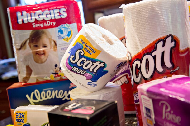 Produtos da Kimberly-Klark de papel tissue incluem lenços Kleenex e papel Scott Produtos da Kimberly-Klark de papel tissue incluem lenços Kleenex e papel Scott