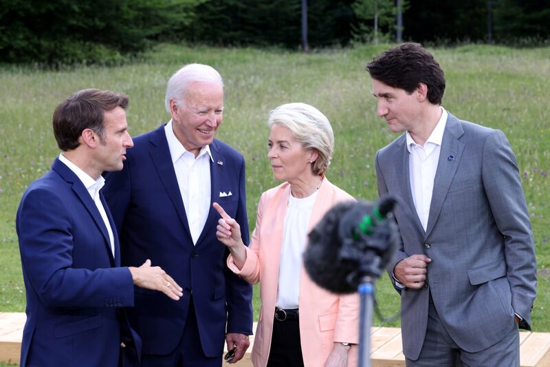 Emmanuel Macron, presidente de Francia, Joe Biden, presidente de Estados Unidos, Ursula von der Leyen, presidenta de la Comisión Europea, y Justin Trudeau, primer ministro de Canadá, de izquierda a derecha, tras la foto de familia en el primer día de la cumbre de líderes del Grupo de los Siete (G-7) en el hotel de lujo Schloss Elmau en Elmau, Alemania, el domingo 26 de junio de 2022. Emmanuel Macron, presidente de Francia, Joe Biden, presidente de Estados Unidos, Ursula von der Leyen, presidenta de la Comisión Europea, y Justin Trudeau, primer ministro de Canadá, de izquierda a derecha, tras la foto de familia en el primer día de la cumbre de líderes del Grupo de los Siete (G-7) en el hotel de lujo Schloss Elmau en Elmau, Alemania, el domingo 26 de junio de 2022.