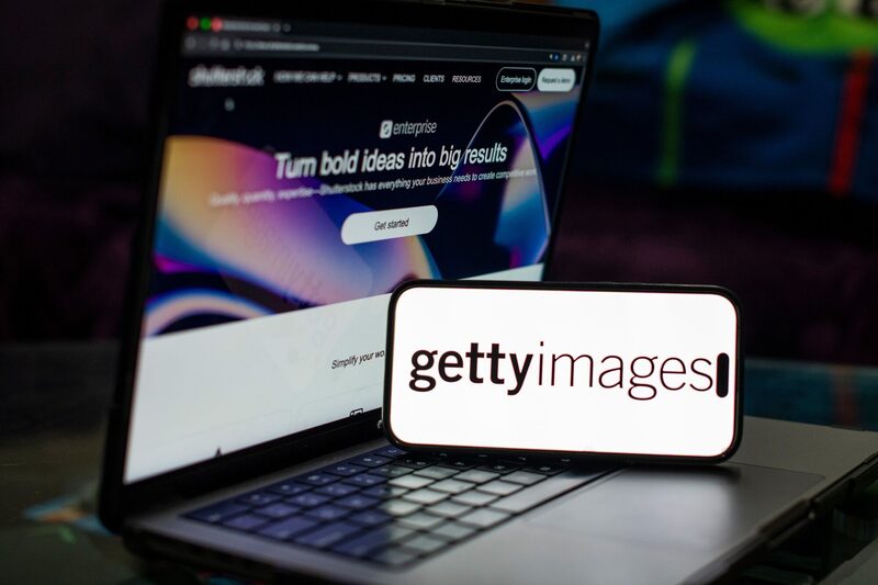 El logotipo de Getty Images Holdings Inc. y el sitio web de Shutterstock Inc. aparecen en una computadora portátil en Hastings-on-Hudson, Nueva York, EE. UU., el viernes 3 de enero de 2025. Getty Images Holdings Inc. está explorando una fusión con su rival Shutterstock Inc., según personas familiarizadas con el asunto. El logotipo de Getty Images Holdings Inc. y el sitio web de Shutterstock Inc. aparecen en una computadora portátil en Hastings-on-Hudson, Nueva York, EE. UU., el viernes 3 de enero de 2025. Getty Images Holdings Inc. está explorando una fusión con su rival Shutterstock Inc., según personas familiarizadas con el asunto.