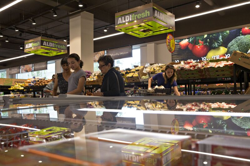 Un tercio de los estadounidenses dijo que era algo o muy difícil pagar los gastos habituales del hogar en mayo. Un tercio de los estadounidenses dijo que era algo o muy difícil pagar los gastos habituales del hogar en mayo.