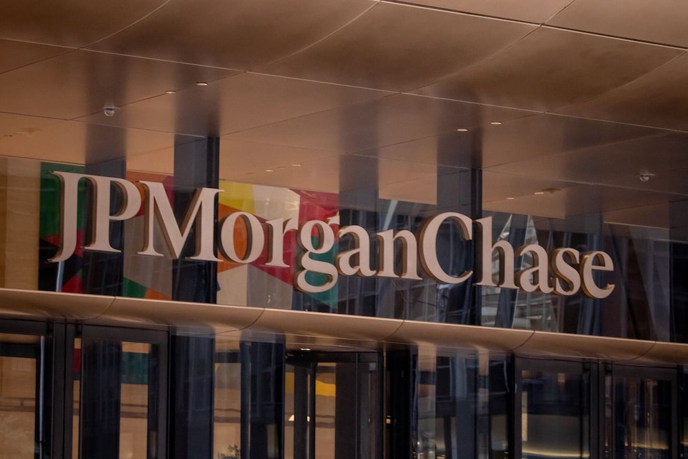 Cartel publicitario en el exterior de la nueva sede de JPMorgan Chase & Co. en 270 Park Ave., Nueva York, EE.UU. Cartel publicitario en el exterior de la nueva sede de JPMorgan Chase & Co. en 270 Park Ave., Nueva York, EE.UU.