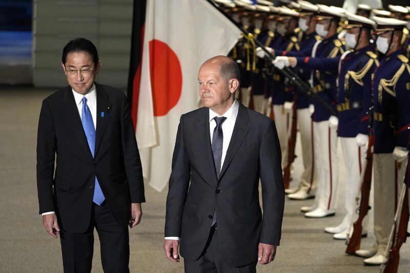 Olaf Scholz, canciller de Alemania, a la izquierda, y Fumio Kishida, primer ministro de Japón, ven una guardia de honor durante una ceremonia de bienvenida en Tokio, Japón, el jueves 28 de abril de 2022. Scholz, que se encuentra en Japón en su primer viaje a Asia como canciller, se ha enfrentado a intensas críticas de los socios internacionales y los críticos nacionales para hacer más para ayudar a Ucrania, incluyendo el suministro de tanques y otros sistemas de armas avanzadas. Fotógrafo: Shuji Kajiyama/AP Photo/Bloomberg Olaf Scholz, canciller de Alemania, a la izquierda, y Fumio Kishida, primer ministro de Japón, ven una guardia de honor durante una ceremonia de bienvenida en Tokio, Japón, el jueves 28 de abril de 2022. Scholz, que se encuentra en Japón en su primer viaje a Asia como canciller, se ha enfrentado a intensas críticas de los socios internacionales y los críticos nacionales para hacer más para ayudar a Ucrania, incluyendo el suministro de tanques y otros sistemas de armas avanzadas. Fotógrafo: Shuji Kajiyama/AP Photo/Bloomberg