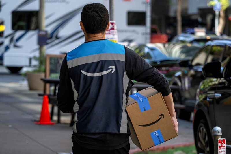 Un trabajador de Amazon entrega un paquete en San Francisco, California. Un trabajador de Amazon entrega un paquete en San Francisco, California.