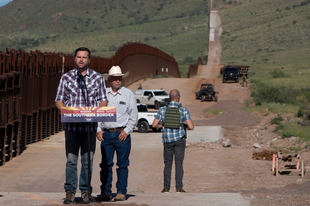 El candidato a vice presidente por el Partido Republicano JD Vance durante una visita a la frontera de EE.UU. y Méxcico. El candidato a vice presidente por el Partido Republicano JD Vance durante una visita a la frontera de EE.UU. y Méxcico.